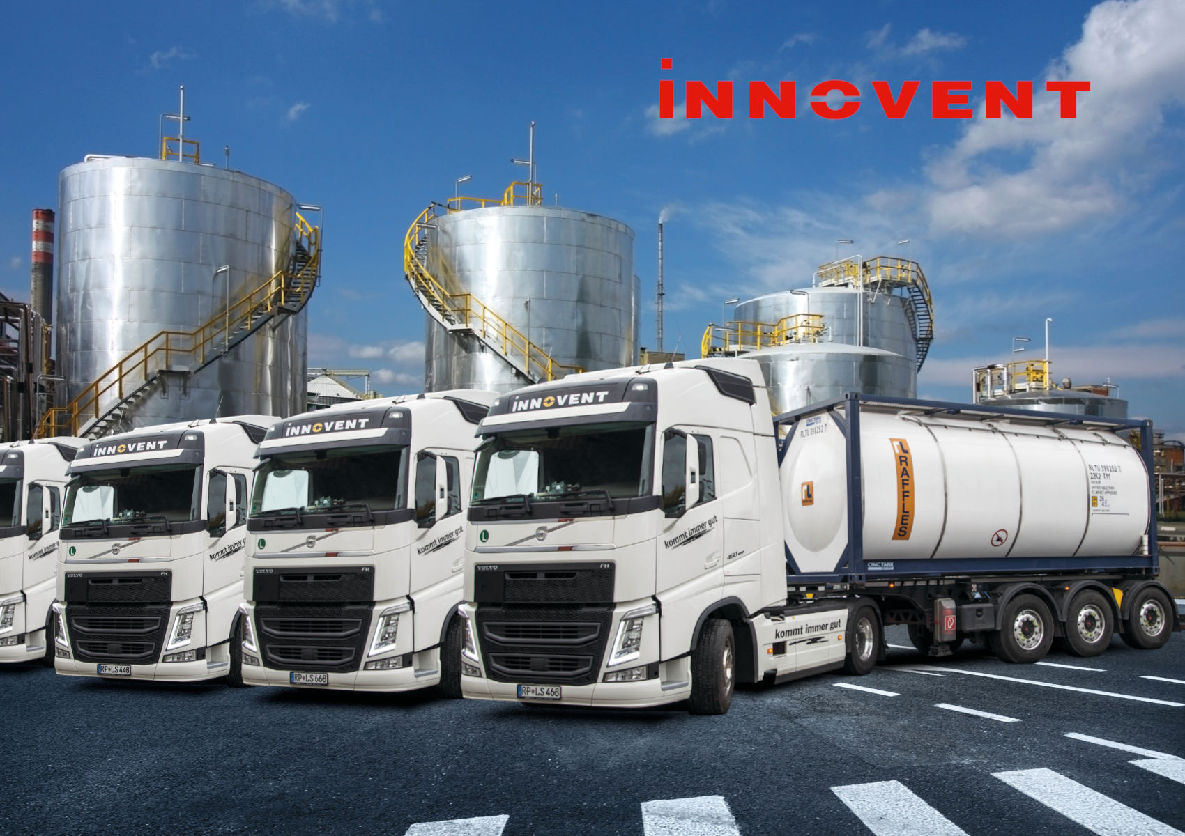 4 Innovent Tanklastzüge aufgereiht vor einem Tanklager mit zylindrischen Edelstahltanks.jpg